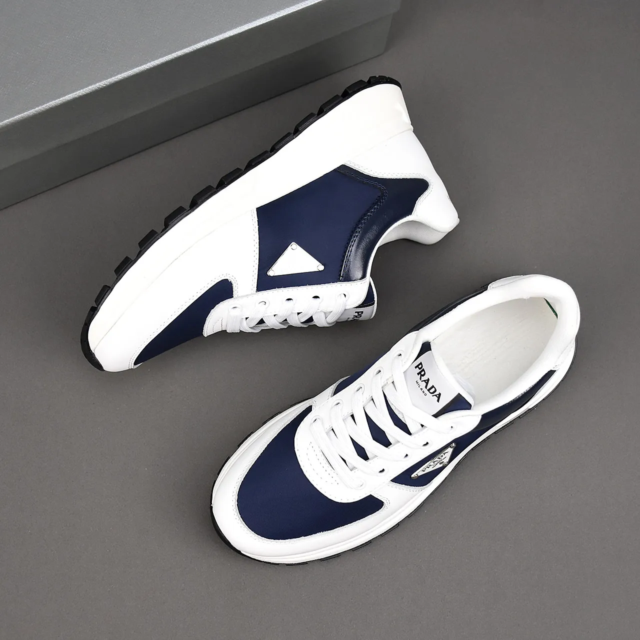 PP460👟👟👟Prada/Prada Prax men's series casual sports shoes Prax sports shoes combine style and comfort, with a unique sports design defined by exquisite materials and details. Fashionable, casual and versatile, it is decorated with an enameled triangle logo on the outside, a Prada Milano printed logo on the tongue, and a 2.5cm lightweight two-tone rubber sole for a comfortable wearing experience! Size: 38-39-40-41-42-43-44 standard leather shoe size